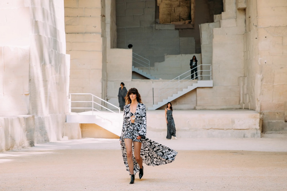 BIM建筑|将至上主义绘画转译成三维空间：层岩叠影展厅/朴居设计研究室