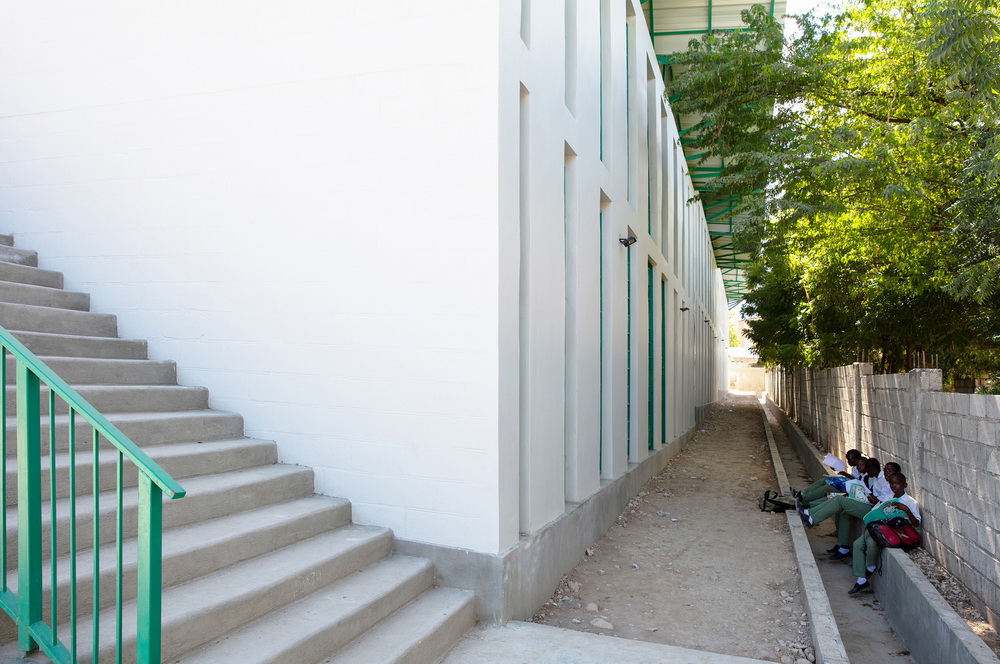 BIM建筑|模块化校园建设，回应场地环境与成本限制/Studio PHH Architects