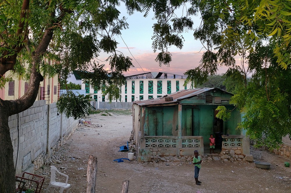 BIM建筑|模块化校园建设，回应场地环境与成本限制/Studio PHH Architects