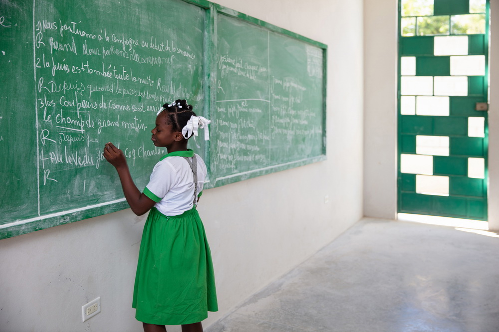 BIM建筑|模块化校园建设，回应场地环境与成本限制/Studio PHH Architects