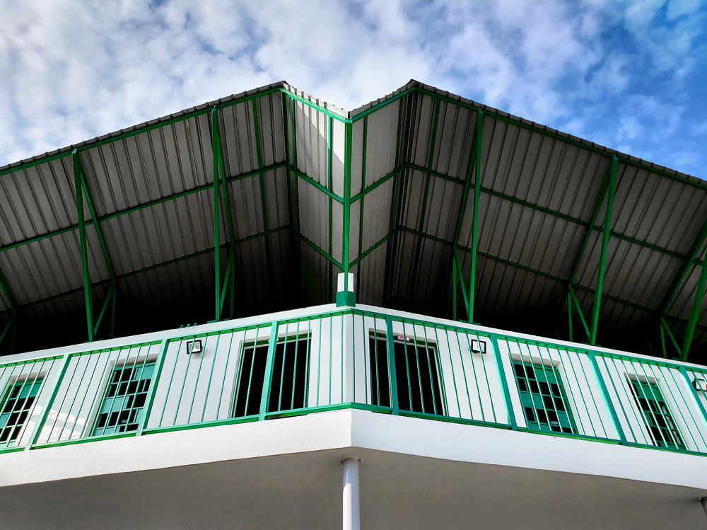 BIM建筑|模块化校园建设，回应场地环境与成本限制/Studio PHH Architects