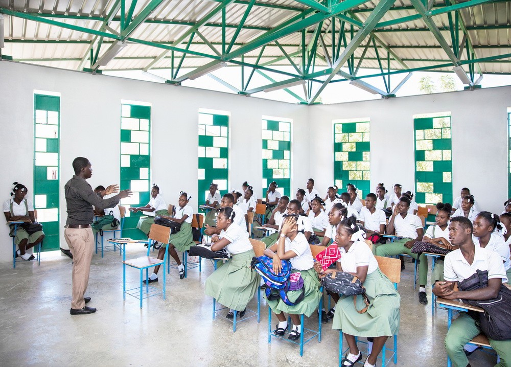 BIM建筑|模块化校园建设，回应场地环境与成本限制/Studio PHH Architects