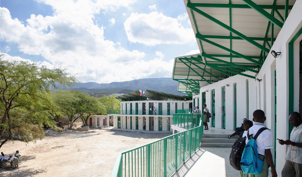 BIM建筑|模块化校园建设，回应场地环境与成本限制/Studio PHH Architects