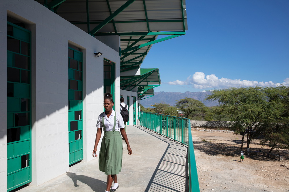 BIM建筑|模块化校园建设，回应场地环境与成本限制/Studio PHH Architects