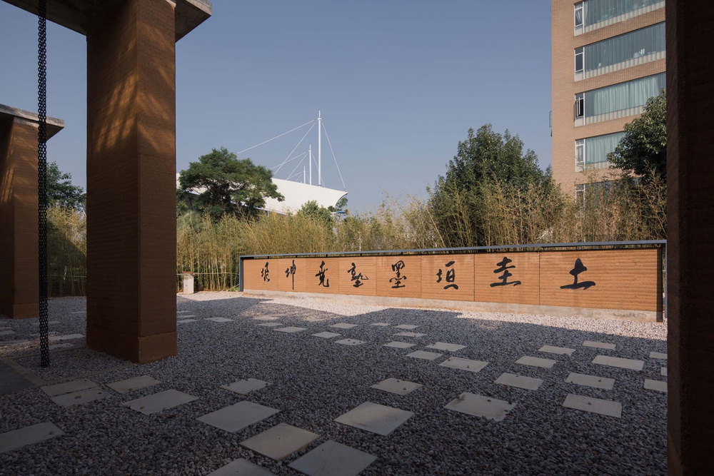 BIM建筑|生土工房（暨云南乡村振兴研究发展中心） / 一专一村