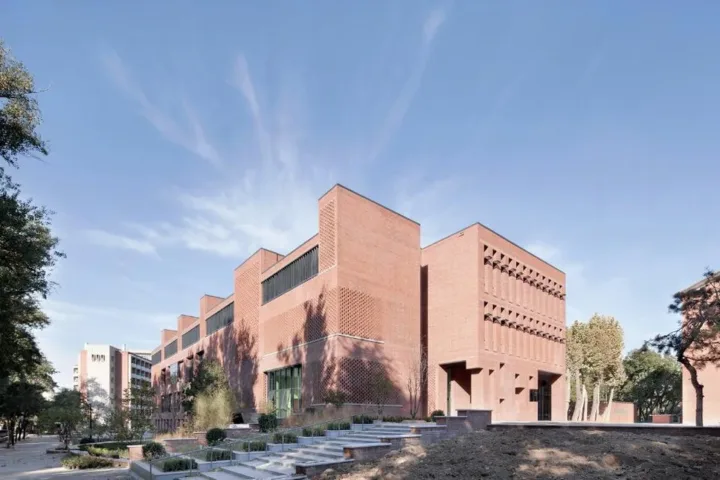 BIM建筑|清华大学南区食堂及就业指导中心 / 清华大学建筑学院素朴建筑工作室