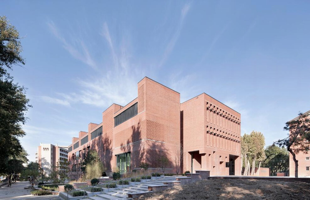 BIM建筑|清华大学南区食堂及就业指导中心 / 清华大学建筑学院素朴建筑工作室