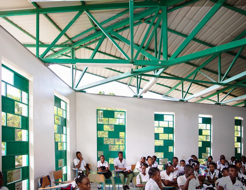 BIM建筑|模块化校园建设，回应场地环境与成本限制/Studio PHH Architects