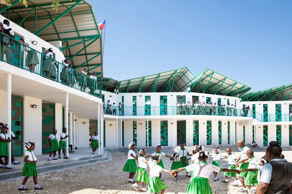 BIM建筑|模块化校园建设，回应场地环境与成本限制/Studio PHH Architects