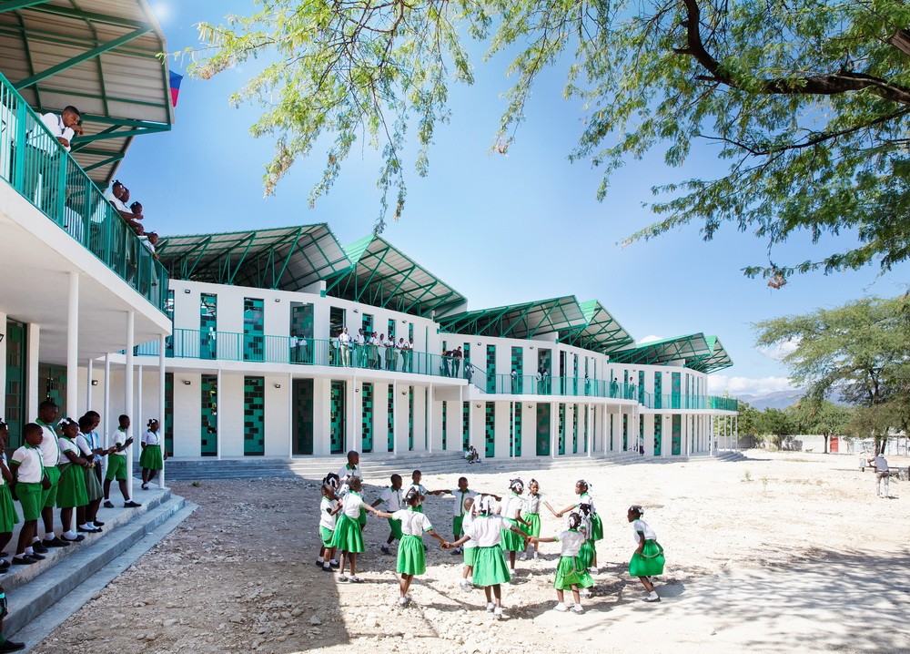 BIM建筑|模块化校园建设，回应场地环境与成本限制/Studio PHH Architects