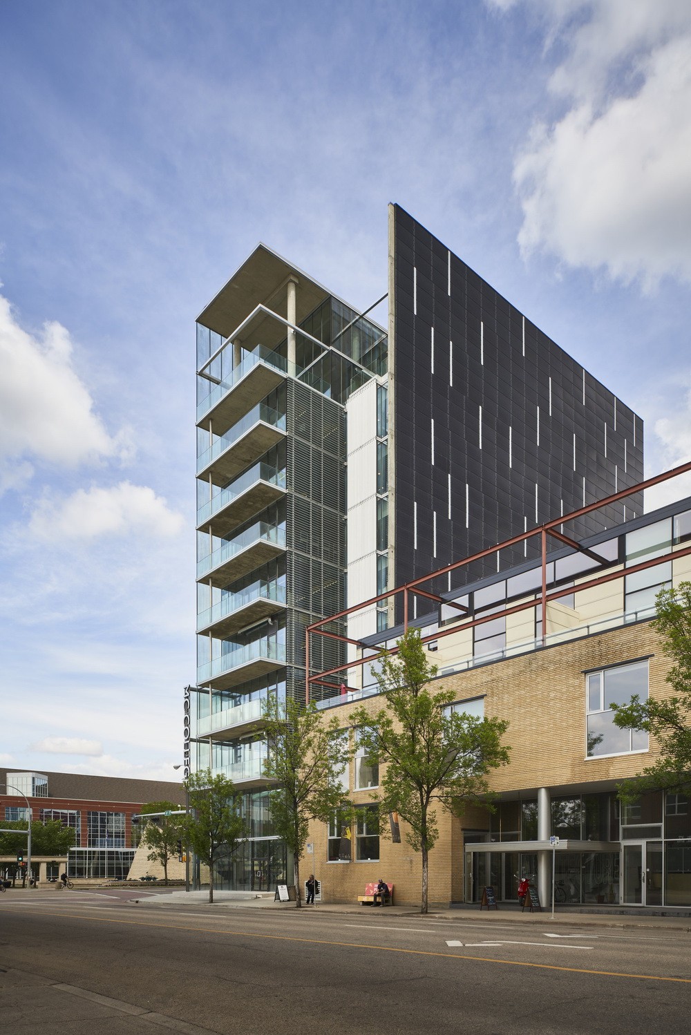 BIM建筑|Edge办公楼，太阳能板铺满立面 / Dub Architects