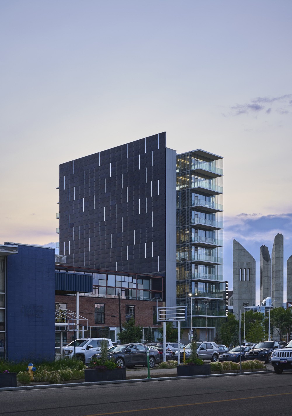 BIM建筑|Edge办公楼，太阳能板铺满立面 / Dub Architects