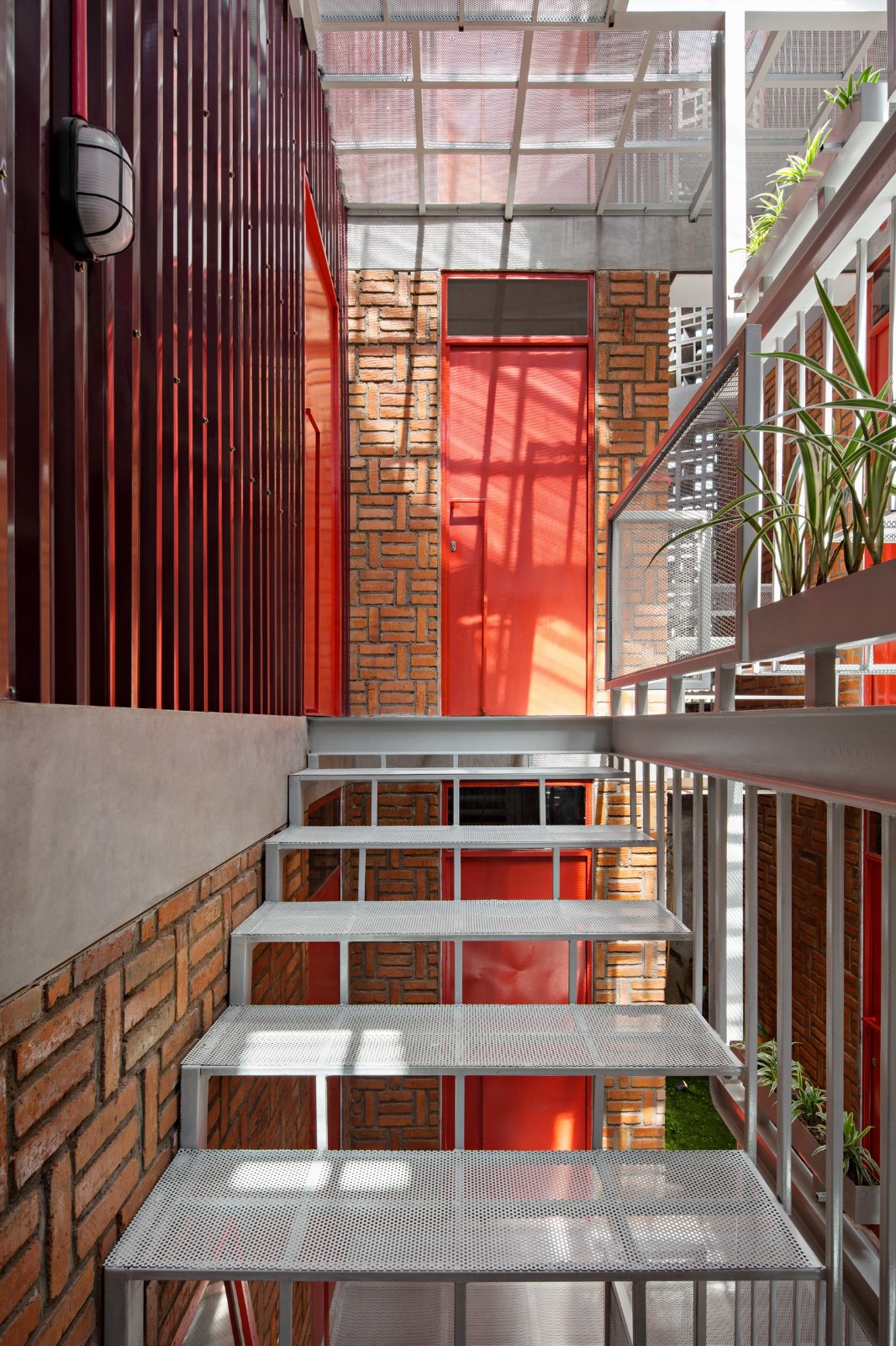 BIM建筑|\'逐步堆叠‘ 红区寄宿公寓 / Ismail Solehudin Architecture