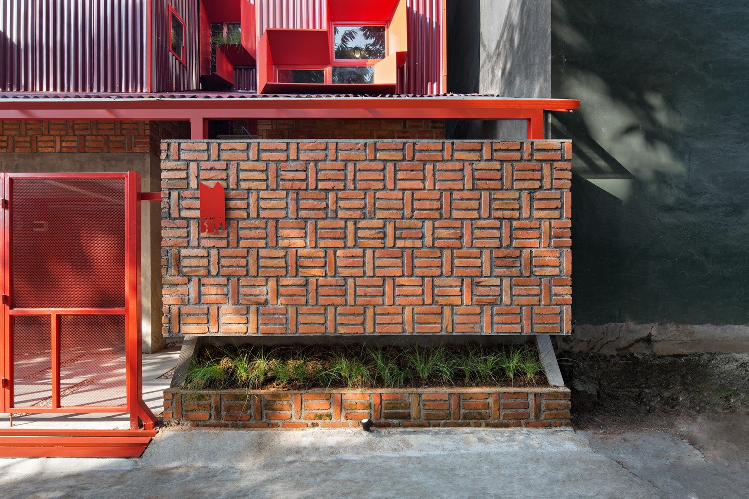 BIM建筑|\'逐步堆叠‘ 红区寄宿公寓 / Ismail Solehudin Architecture