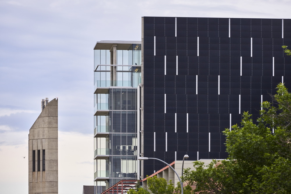 BIM建筑|Edge办公楼，太阳能板铺满立面 / Dub Architects