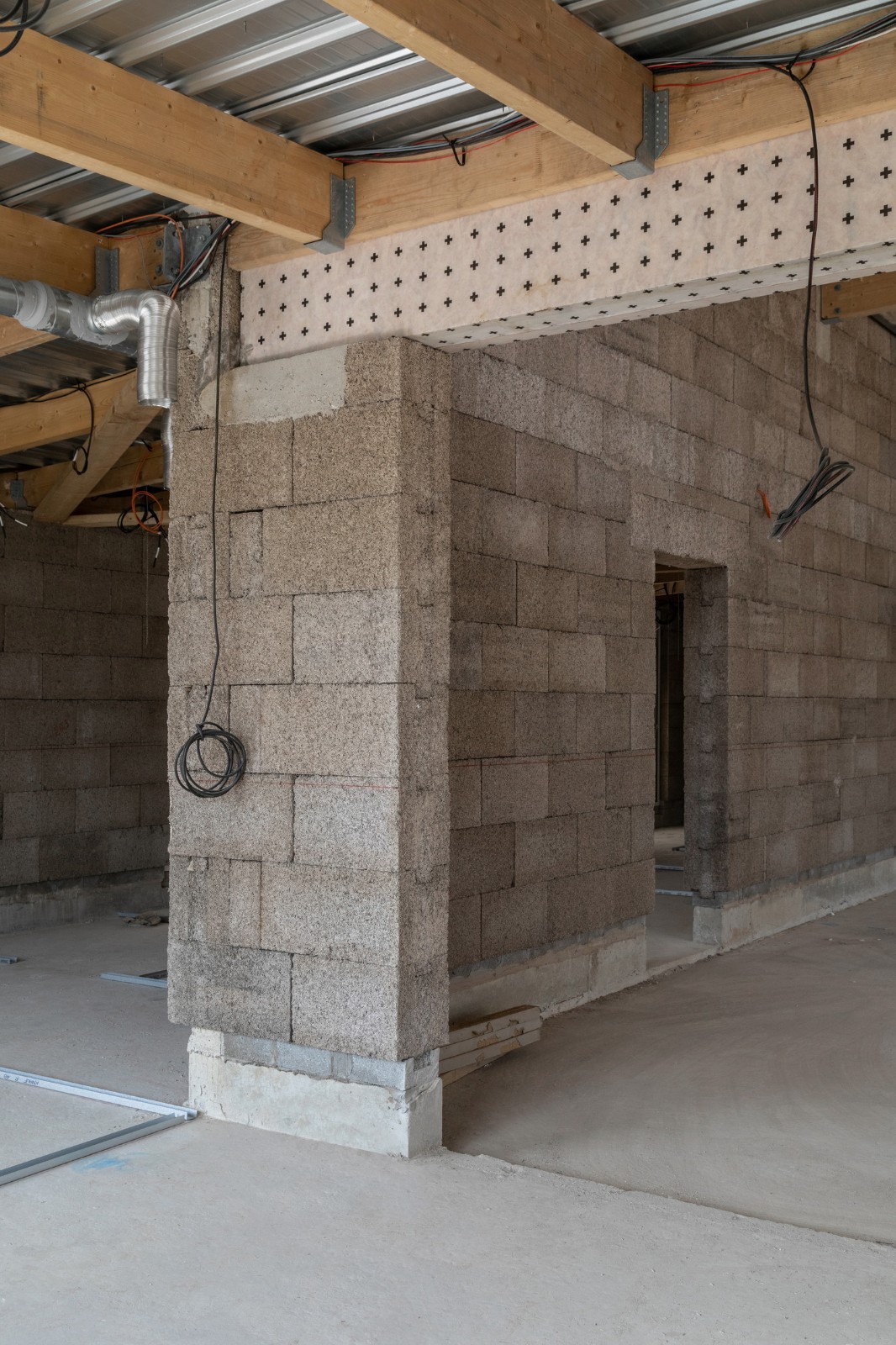 BIM建筑|法国第一座大麻混凝土砌块体育馆/Lemoal Lemoal Architectes