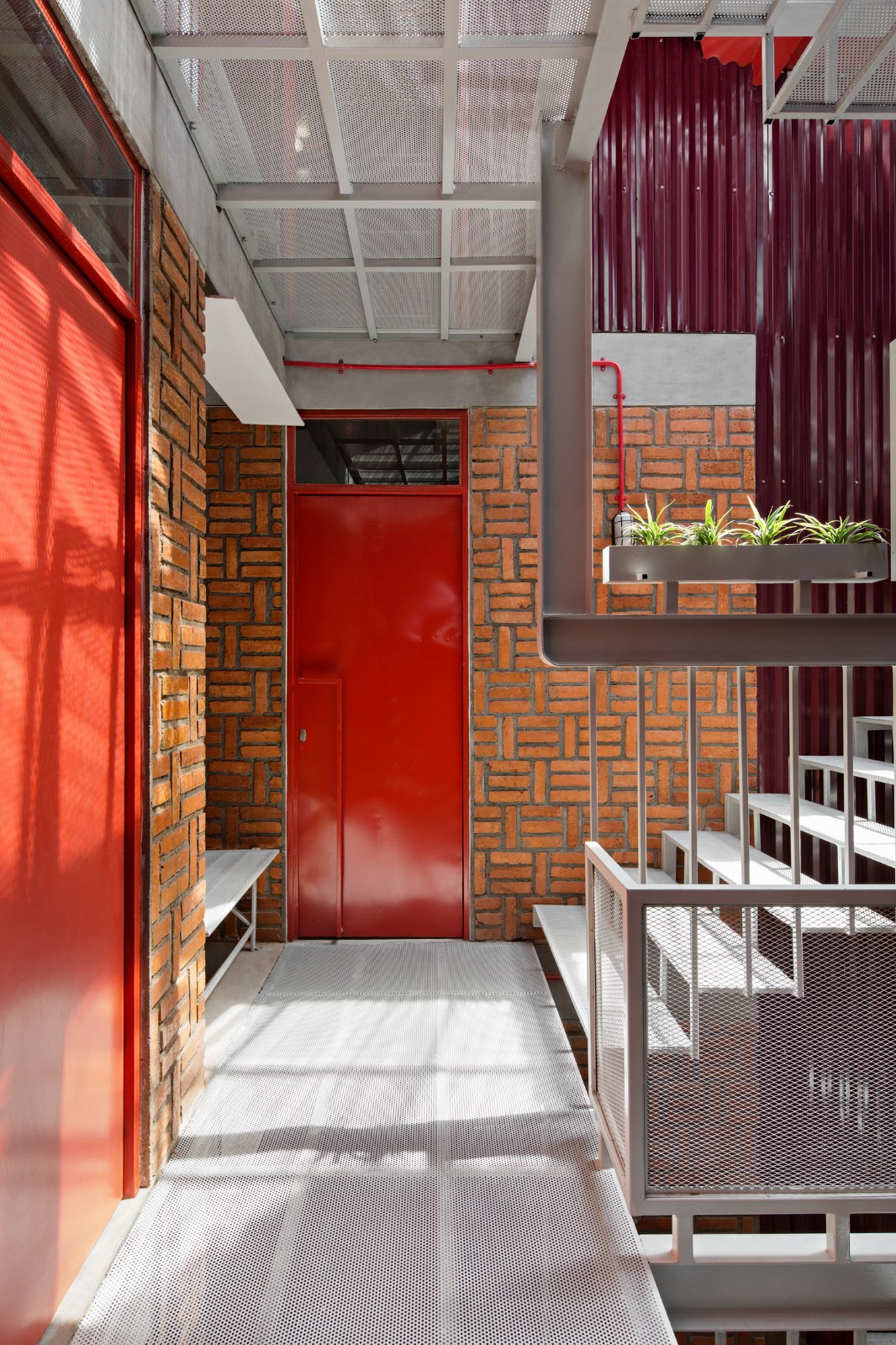 BIM建筑|\'逐步堆叠‘ 红区寄宿公寓 / Ismail Solehudin Architecture