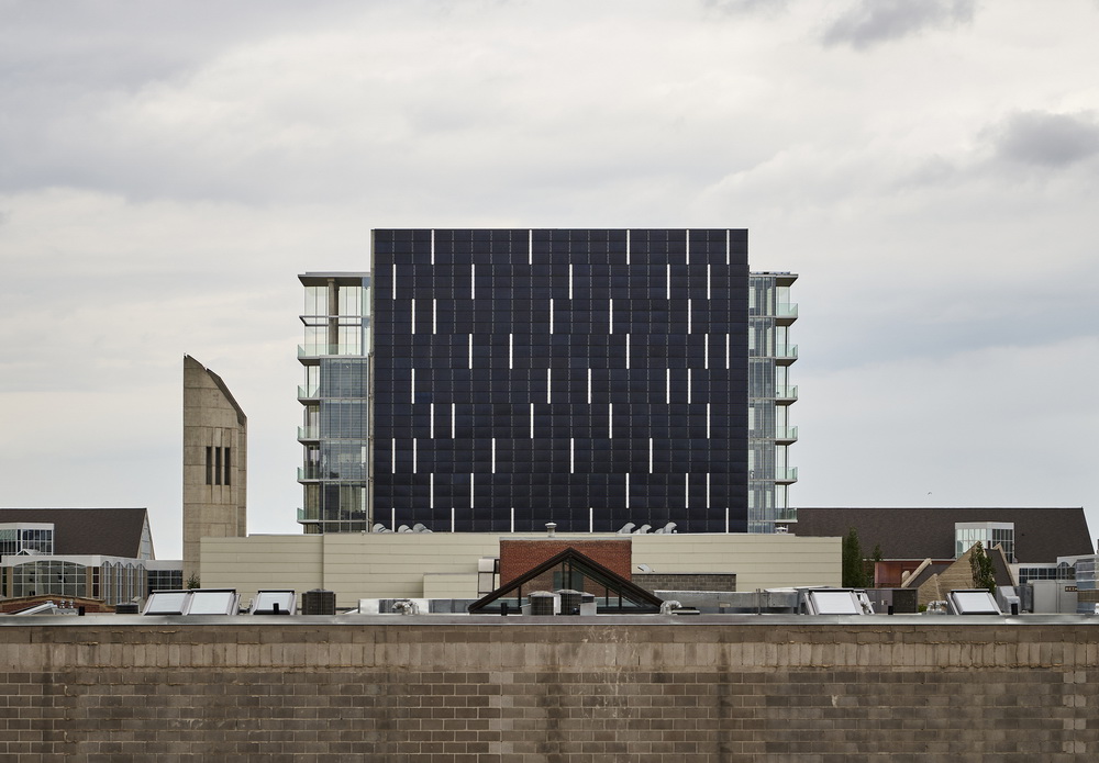 BIM建筑|Edge办公楼，太阳能板铺满立面 / Dub Architects