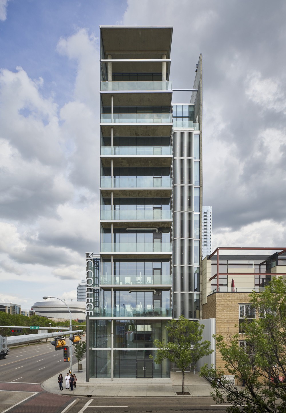 BIM建筑|Edge办公楼，太阳能板铺满立面 / Dub Architects