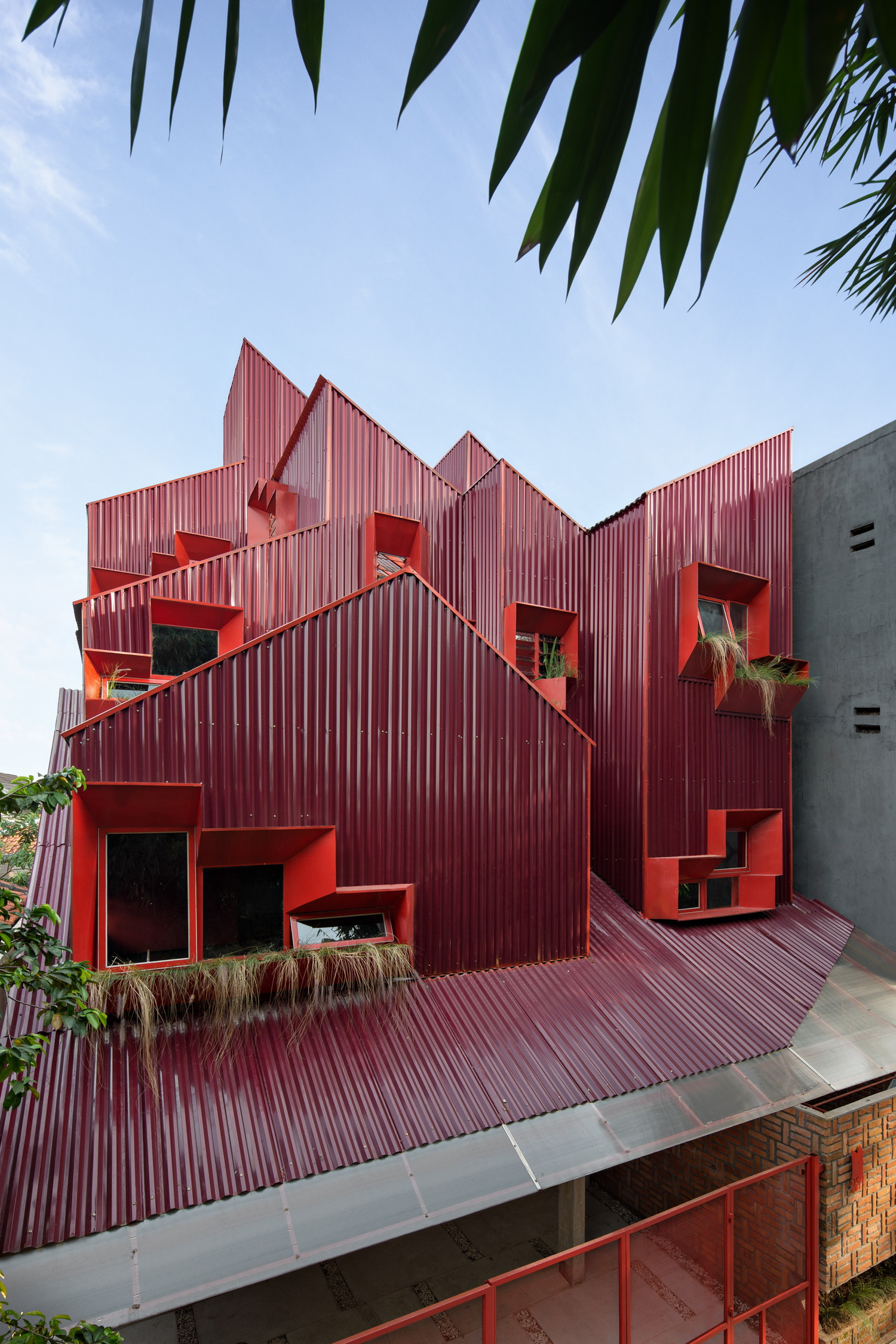 BIM建筑|\'逐步堆叠‘ 红区寄宿公寓 / Ismail Solehudin Architecture