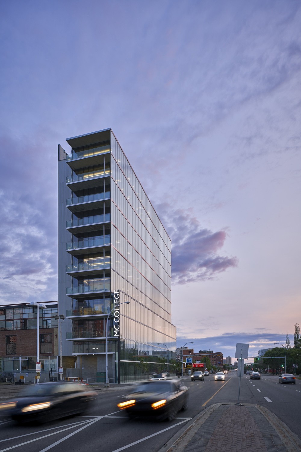 BIM建筑|Edge办公楼，太阳能板铺满立面 / Dub Architects