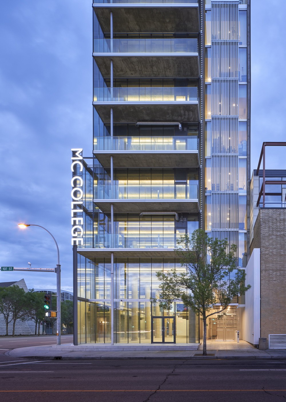 BIM建筑|Edge办公楼，太阳能板铺满立面 / Dub Architects