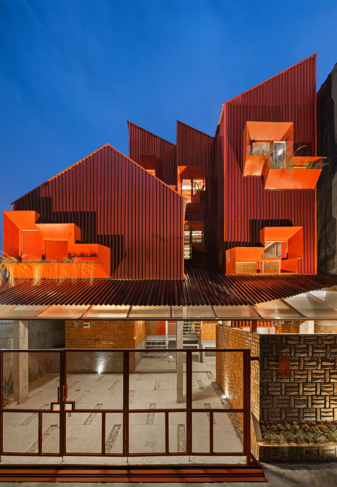 BIM建筑|\'逐步堆叠‘ 红区寄宿公寓 / Ismail Solehudin Architecture