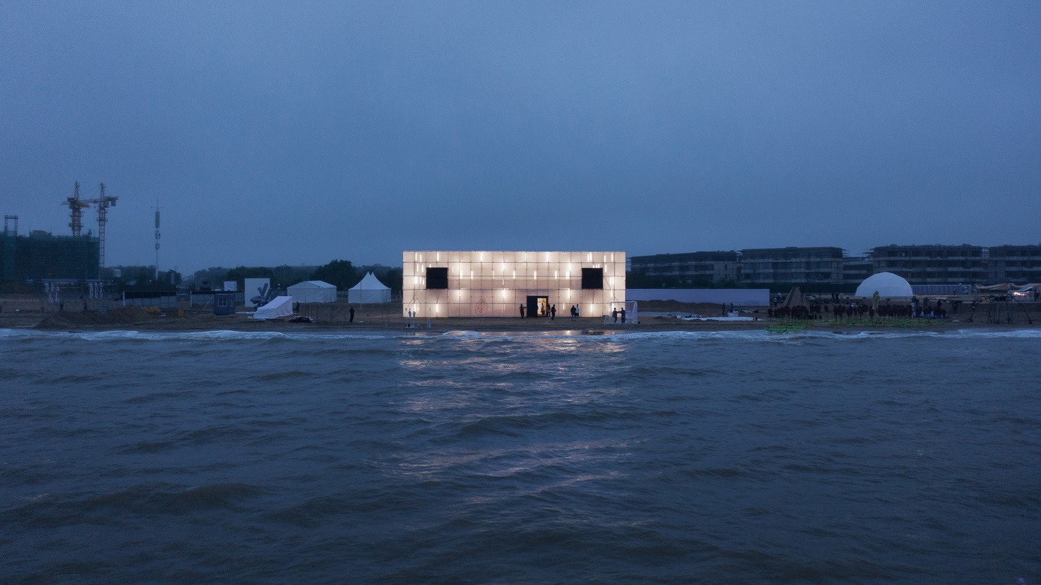 BIM建筑|晃神儿空间—阿那亚戏剧节“候鸟300”海滩临时美术馆/合木建筑工作室