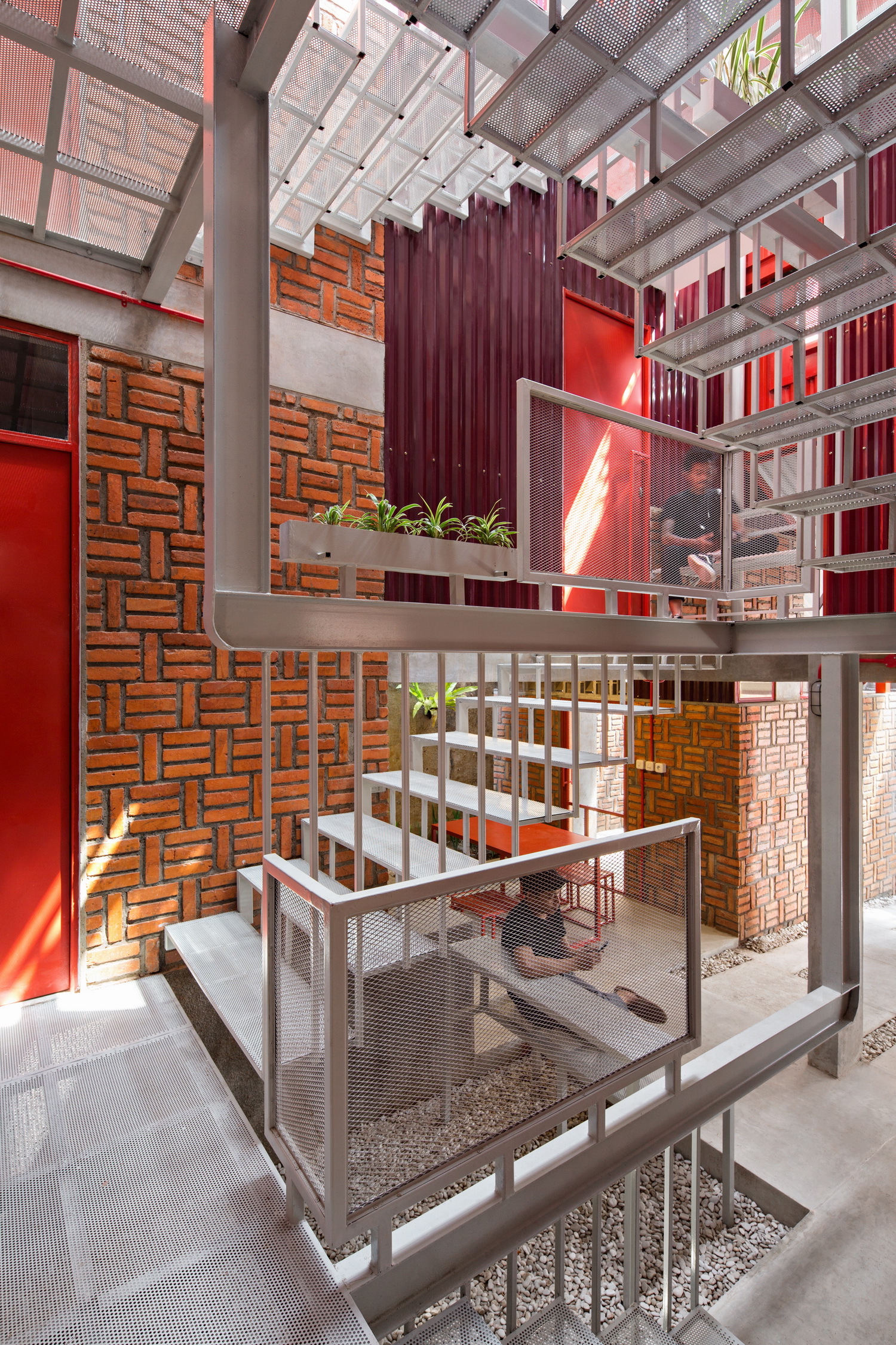 BIM建筑|\'逐步堆叠‘ 红区寄宿公寓 / Ismail Solehudin Architecture