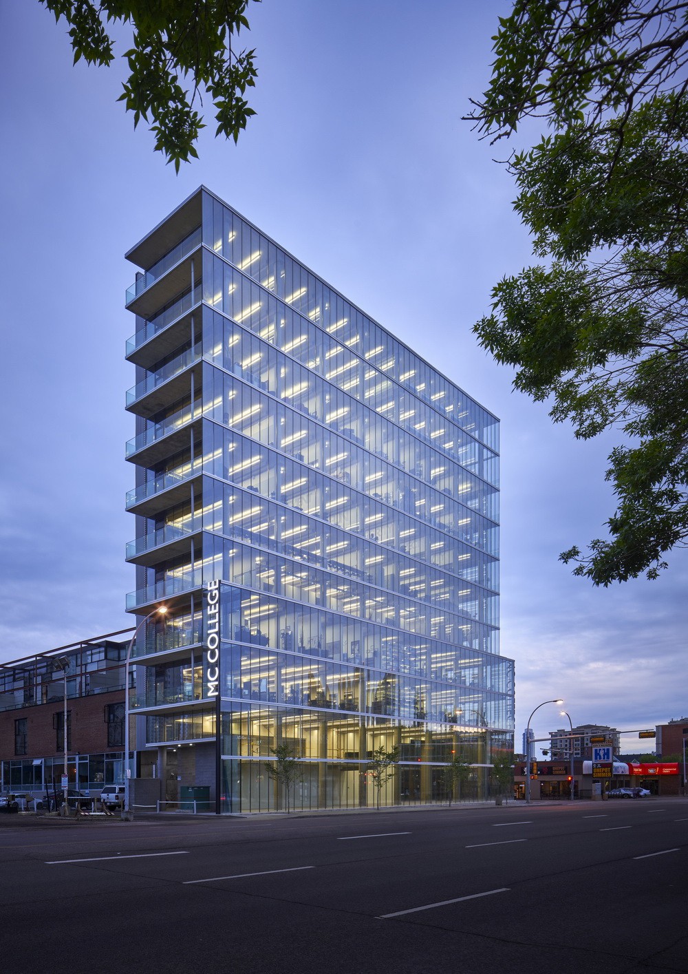 BIM建筑|Edge办公楼，太阳能板铺满立面 / Dub Architects