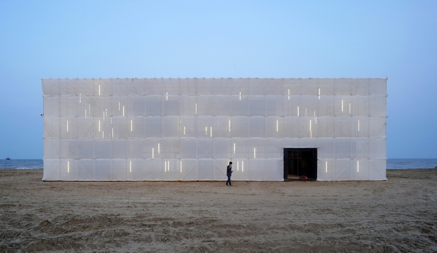 BIM建筑|晃神儿空间—阿那亚戏剧节“候鸟300”海滩临时美术馆/合木建筑工作室