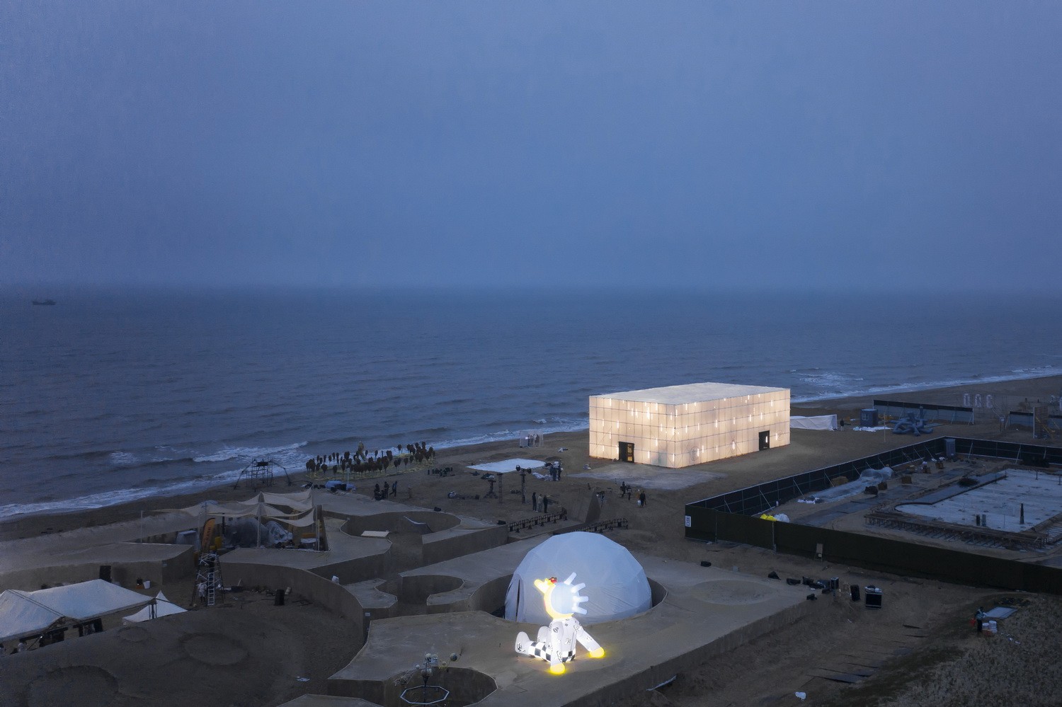 BIM建筑|晃神儿空间—阿那亚戏剧节“候鸟300”海滩临时美术馆/合木建筑工作室