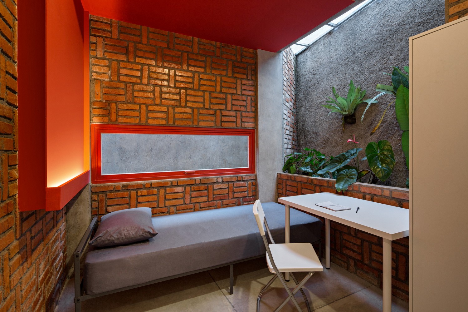 BIM建筑|\'逐步堆叠‘ 红区寄宿公寓 / Ismail Solehudin Architecture