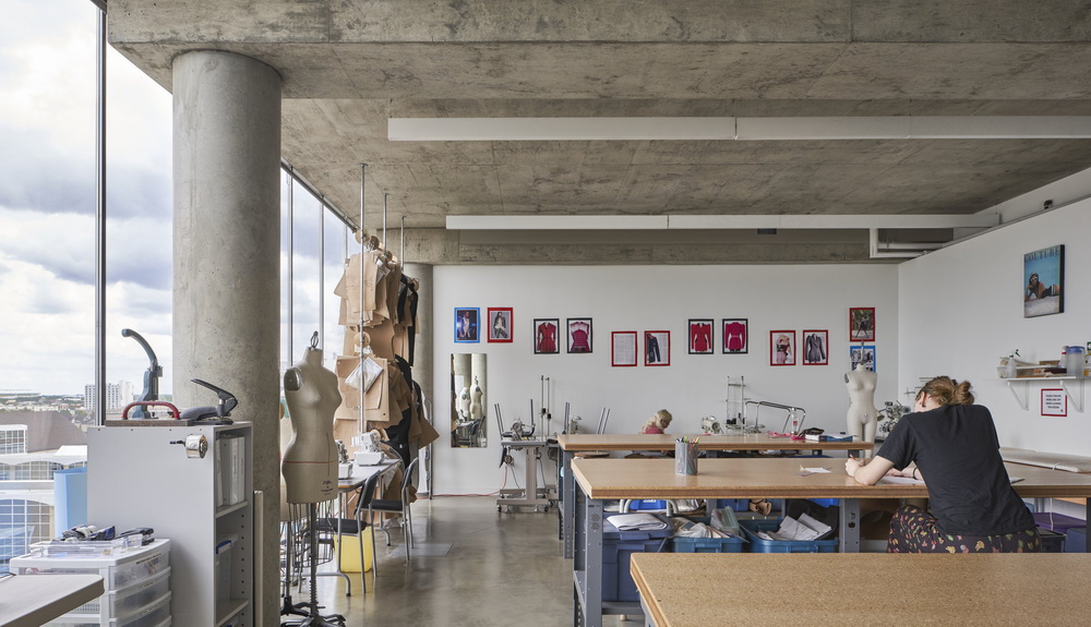 BIM建筑|Edge办公楼，太阳能板铺满立面 / Dub Architects