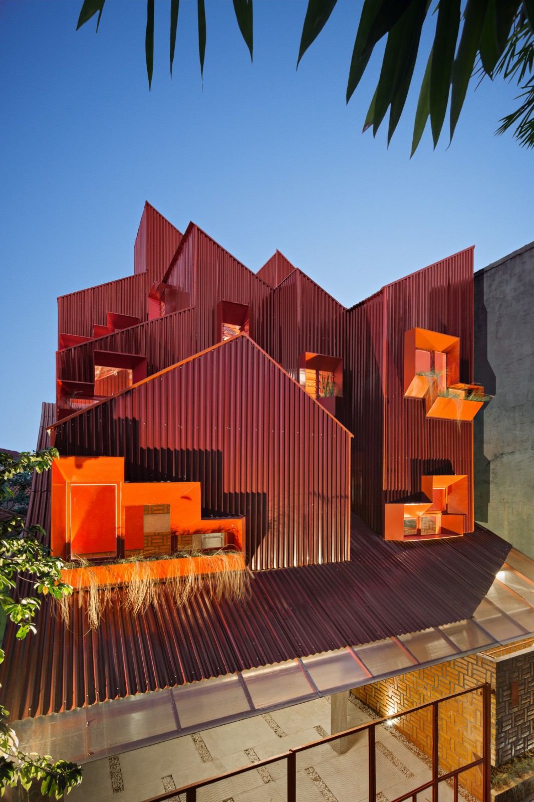 BIM建筑|\'逐步堆叠‘ 红区寄宿公寓 / Ismail Solehudin Architecture