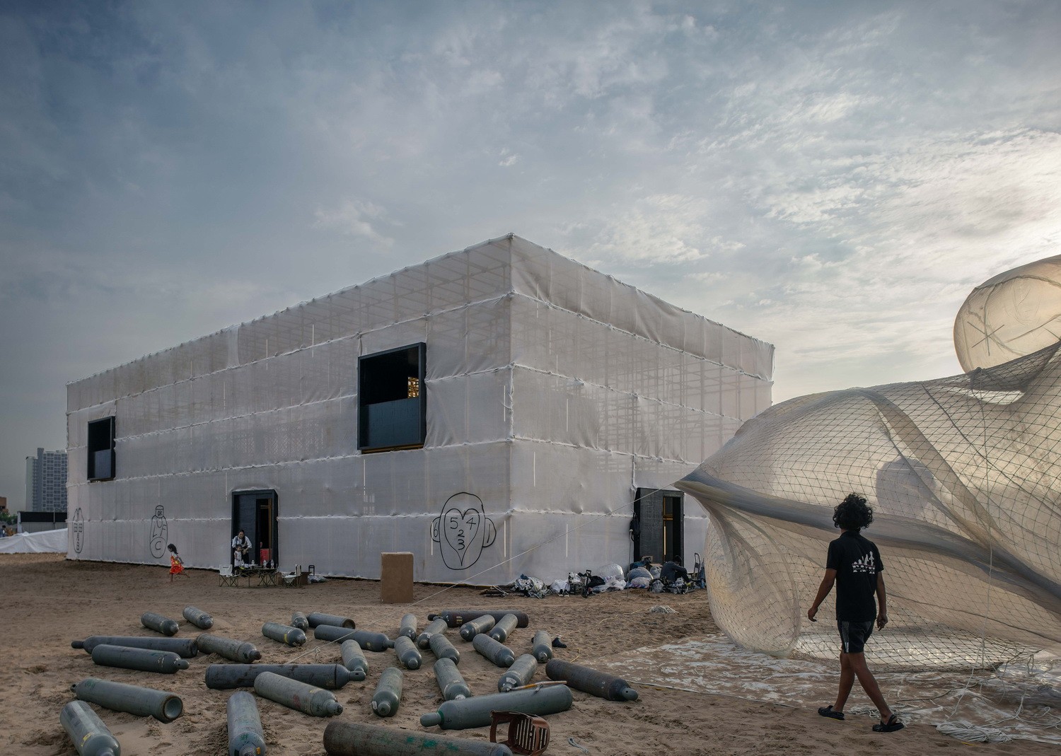 BIM建筑|晃神儿空间—阿那亚戏剧节“候鸟300”海滩临时美术馆/合木建筑工作室