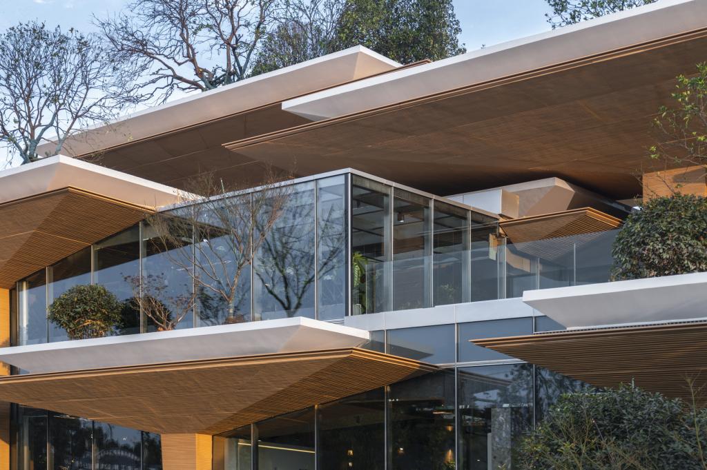 BIM建筑|日常风景下自然生长的空间：“伞之丘”生活方式集合店 / line+建筑事务所+gad