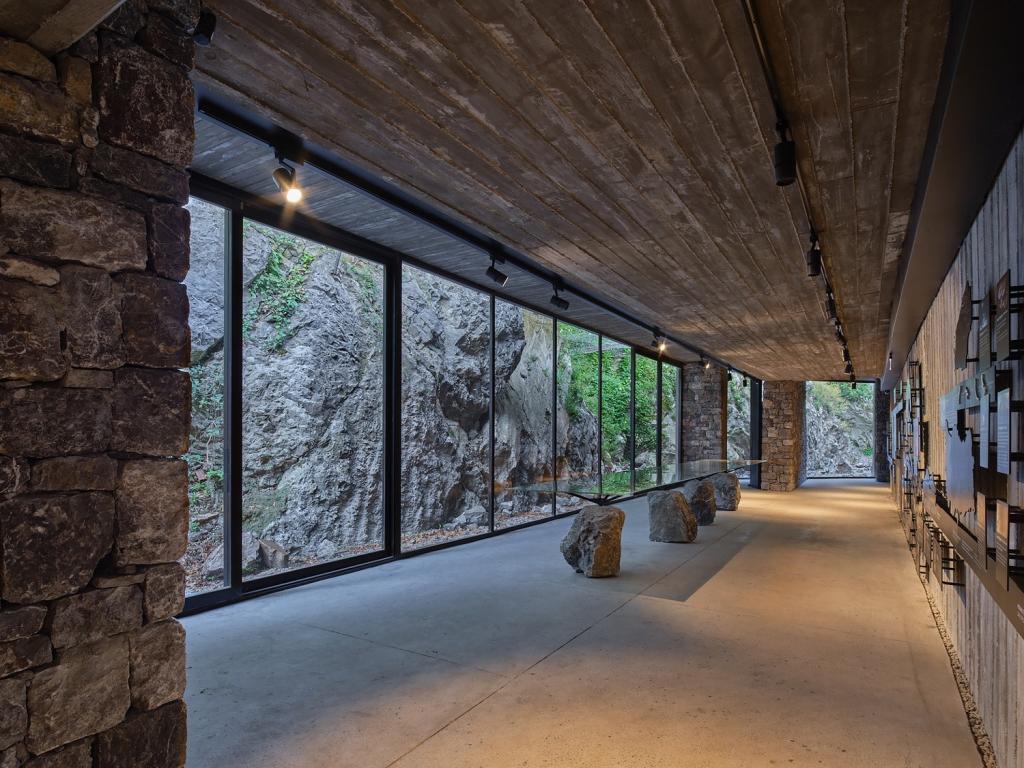 BIM建筑|隐蔽式建构，宗古尔达克洞穴游客中心 / Yalin Architectural Design