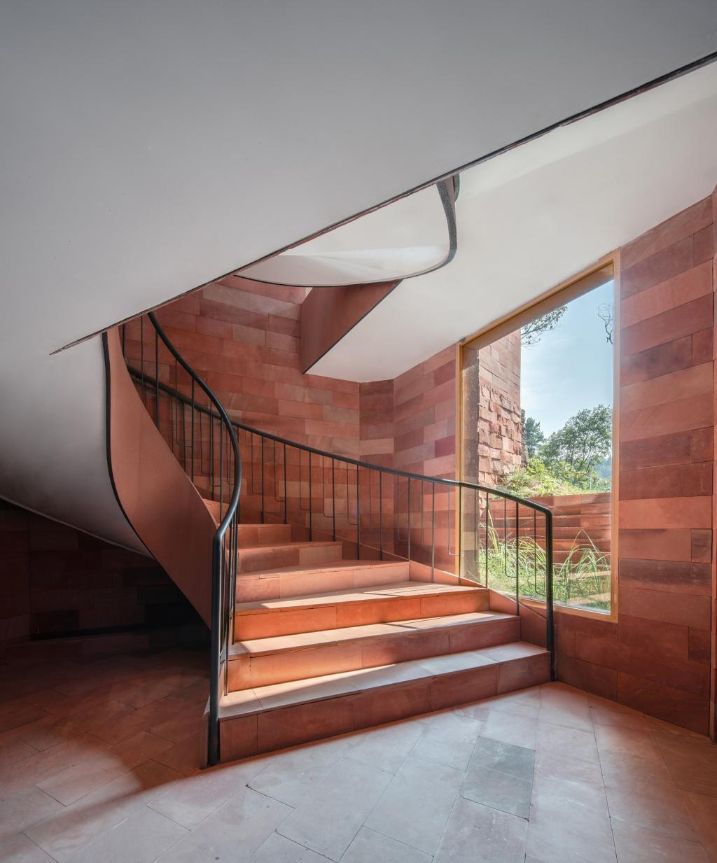 BIM建筑|高山流水 松林里的红色石屋 / 素建筑设计事务所