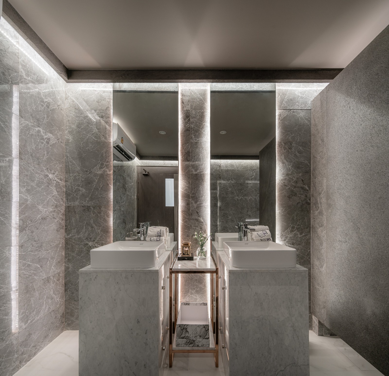 BIM建筑|玻璃砖构筑的美容诊所 / Sute Architect