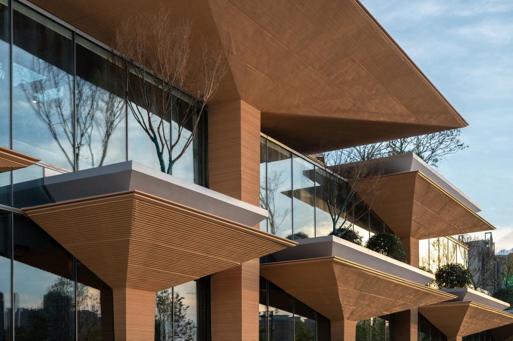 BIM建筑|日常风景下自然生长的空间：“伞之丘”生活方式集合店 / line+建筑事务所+gad