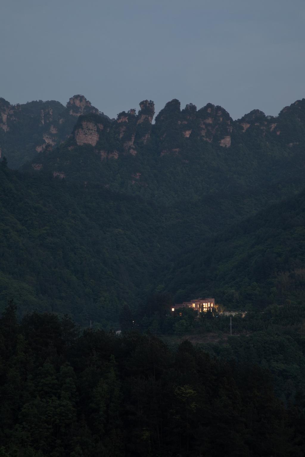 BIM建筑|高山流水 松林里的红色石屋 / 素建筑设计事务所