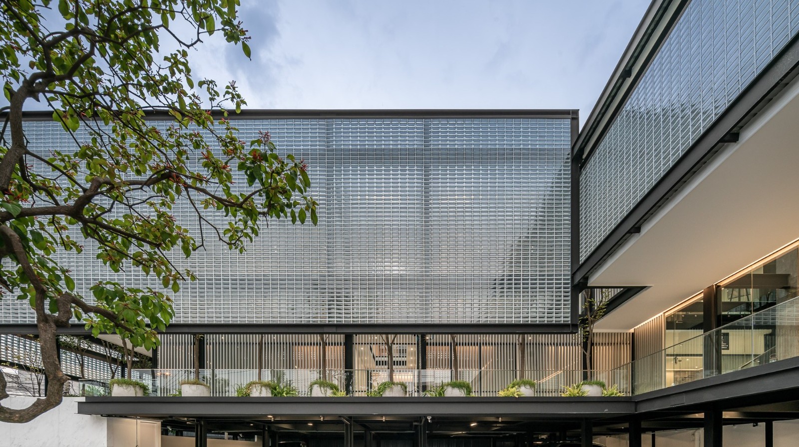 BIM建筑|玻璃砖构筑的美容诊所 / Sute Architect