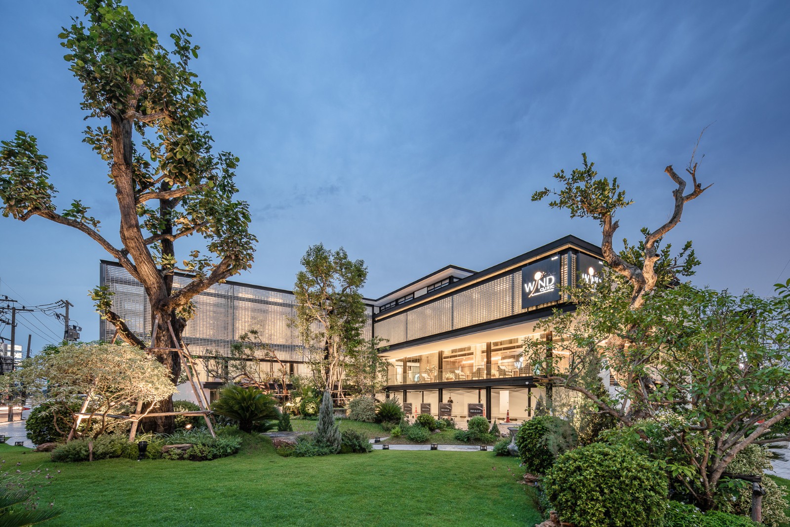 BIM建筑|玻璃砖构筑的美容诊所 / Sute Architect