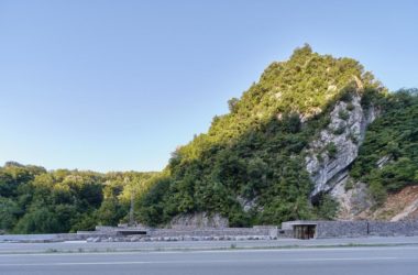 BIM建筑|隐蔽式建构，宗古尔达克洞穴游客中心 / Yalin Architectural Design-BIM建筑网