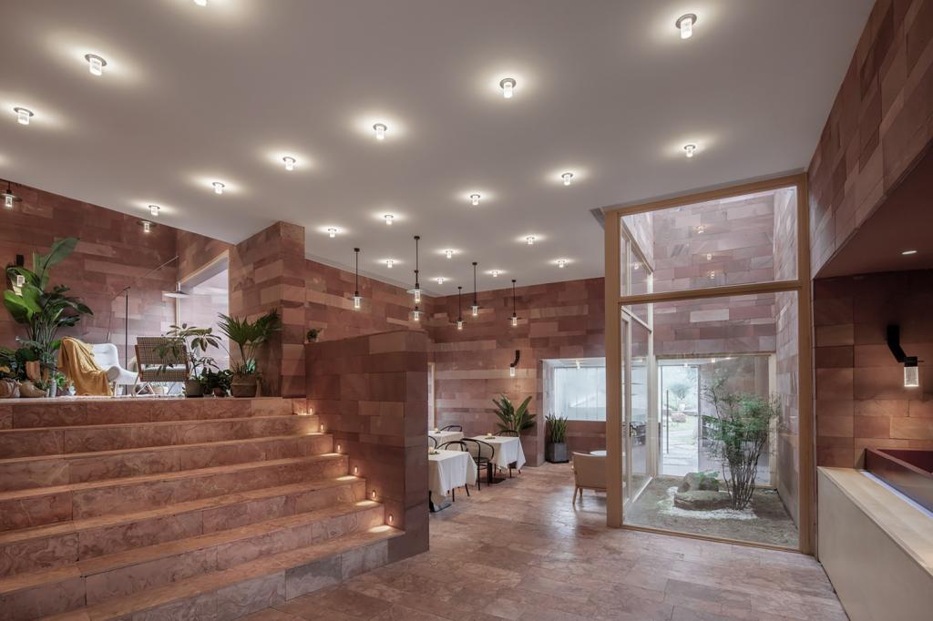 BIM建筑|高山流水 松林里的红色石屋 / 素建筑设计事务所