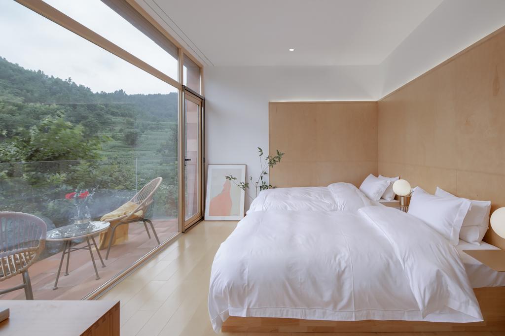 BIM建筑|高山流水 松林里的红色石屋 / 素建筑设计事务所