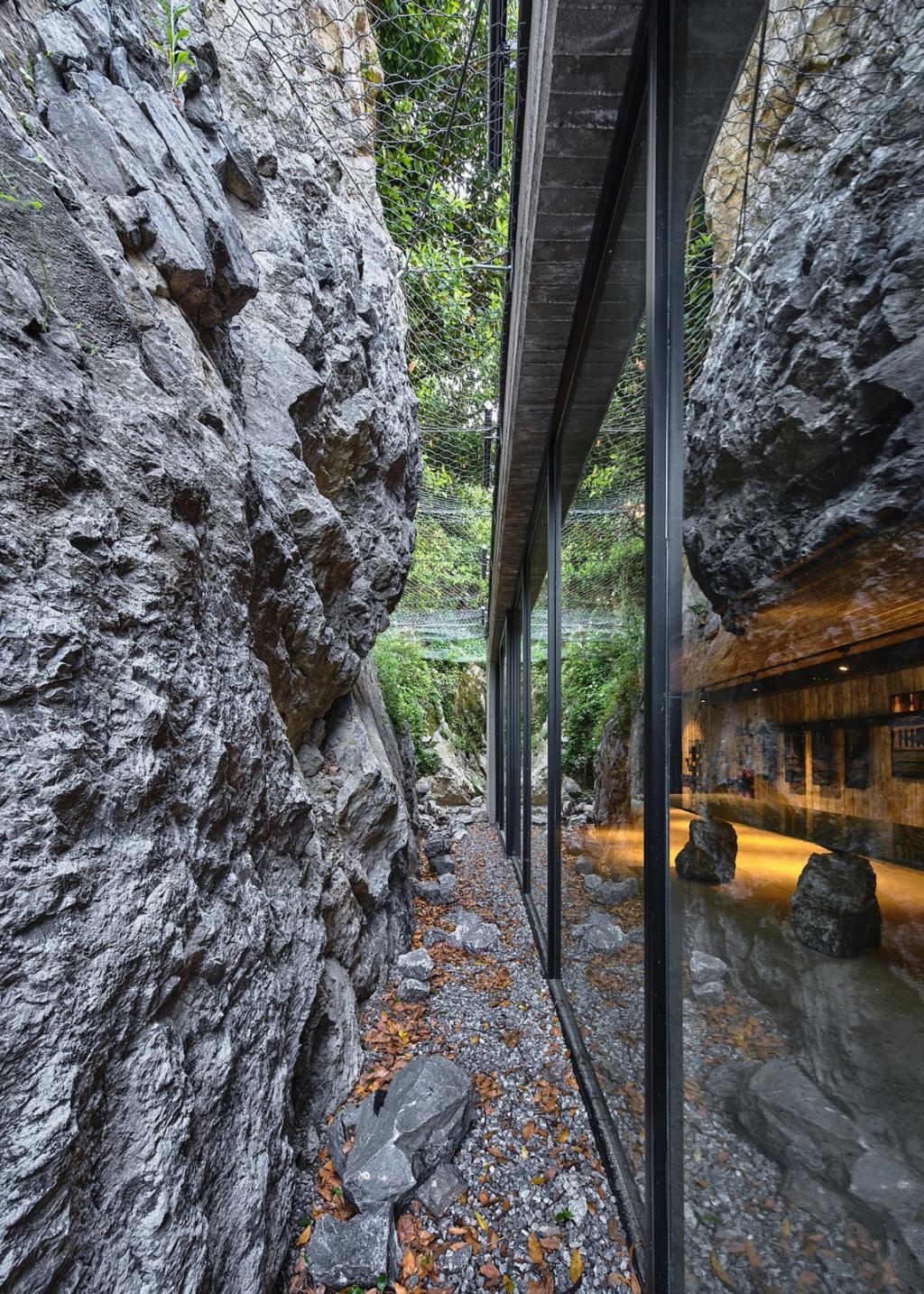 BIM建筑|隐蔽式建构，宗古尔达克洞穴游客中心 / Yalin Architectural Design