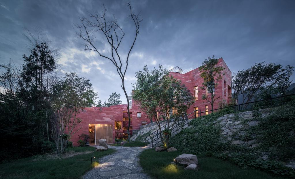 BIM建筑|高山流水 松林里的红色石屋 / 素建筑设计事务所