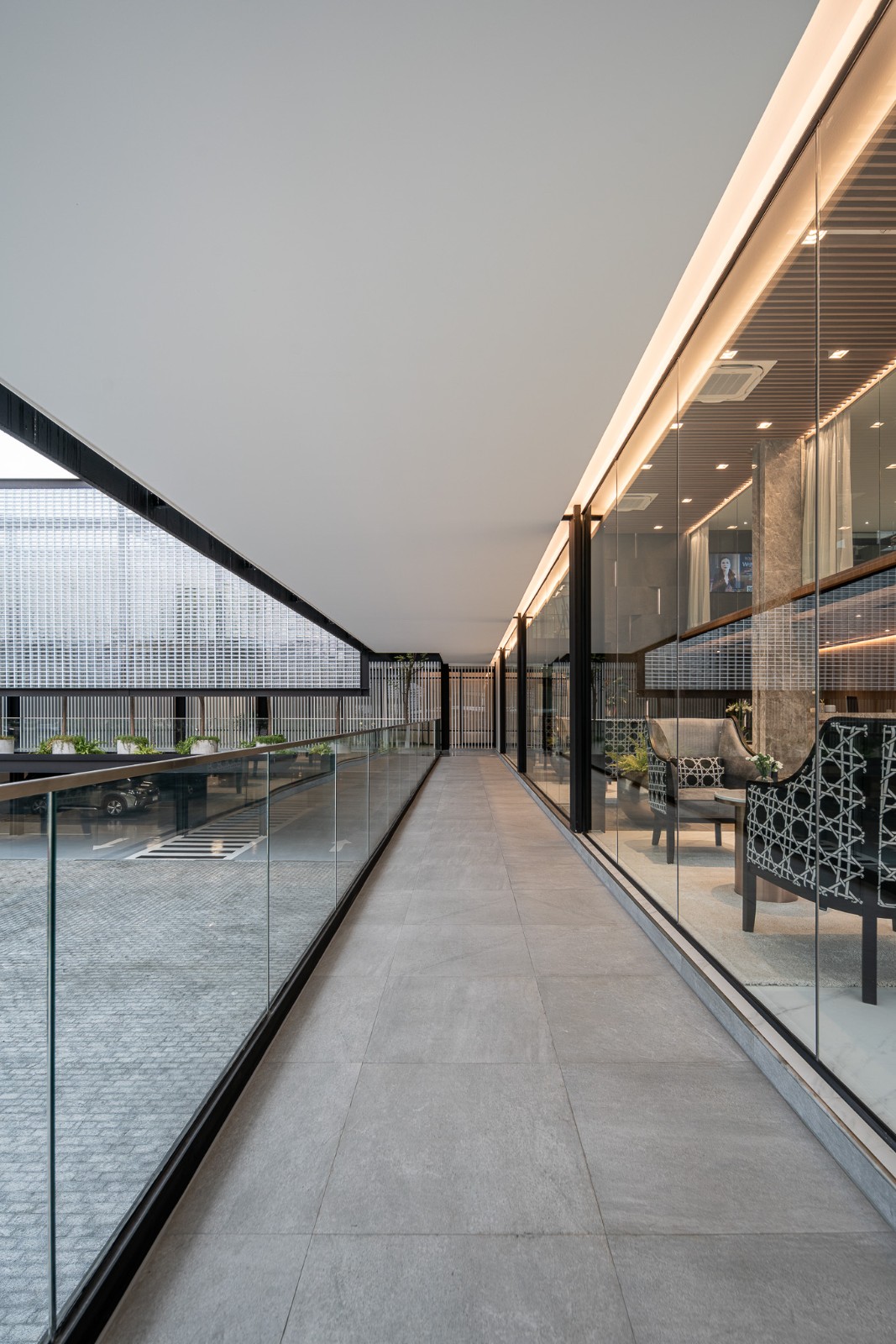 BIM建筑|玻璃砖构筑的美容诊所 / Sute Architect